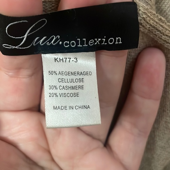 Lux Collexion luxury connected shall. Contains 30% cashmere. Very soft and warm. - Picture 10 of 11